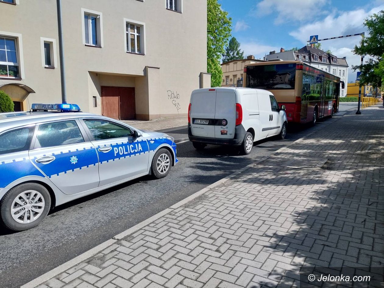 Jelenia Góra: Najechał na autobus