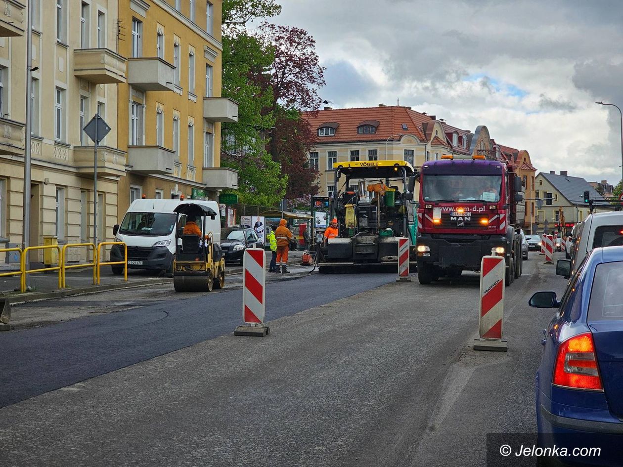 Jelenia Góra: Kładą asfalt na Wolności