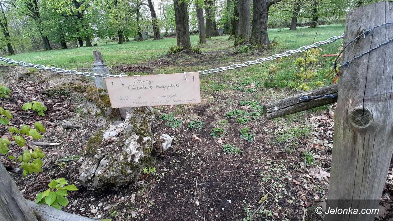 Janowice Wielkie: Cmentarz bez drutu