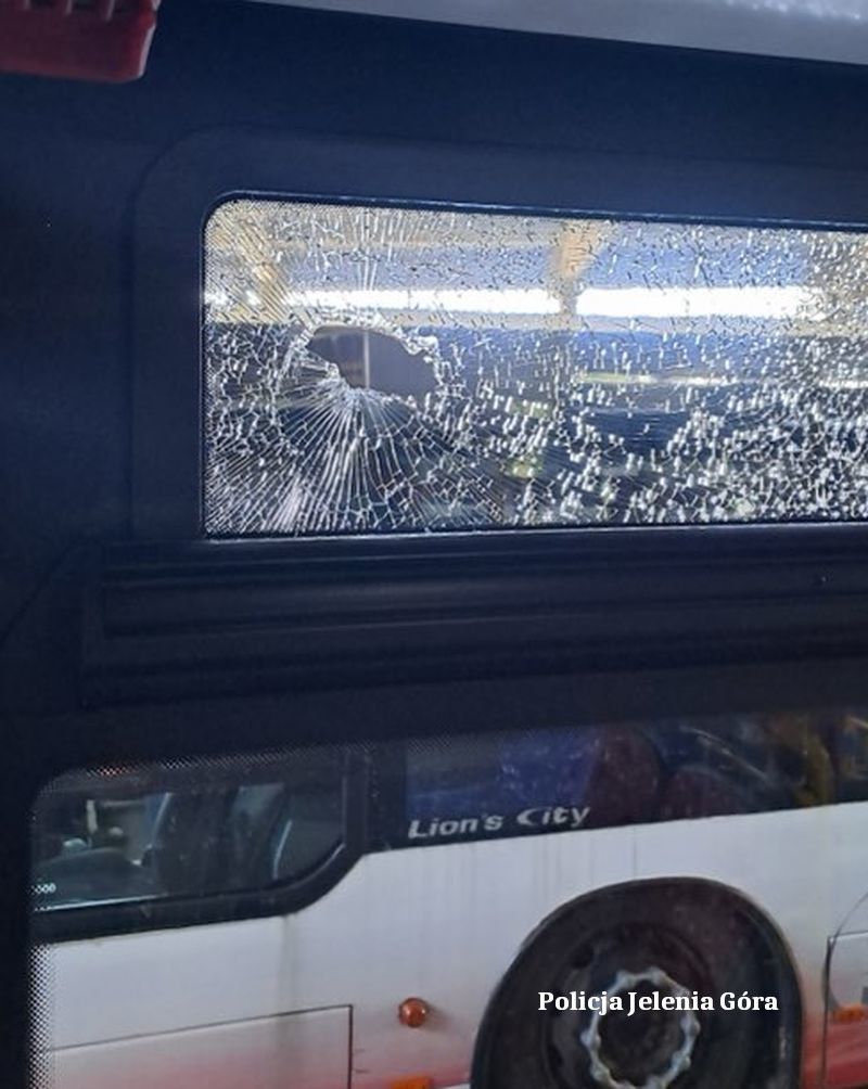 Kowary: Wybił szybę w autobusie