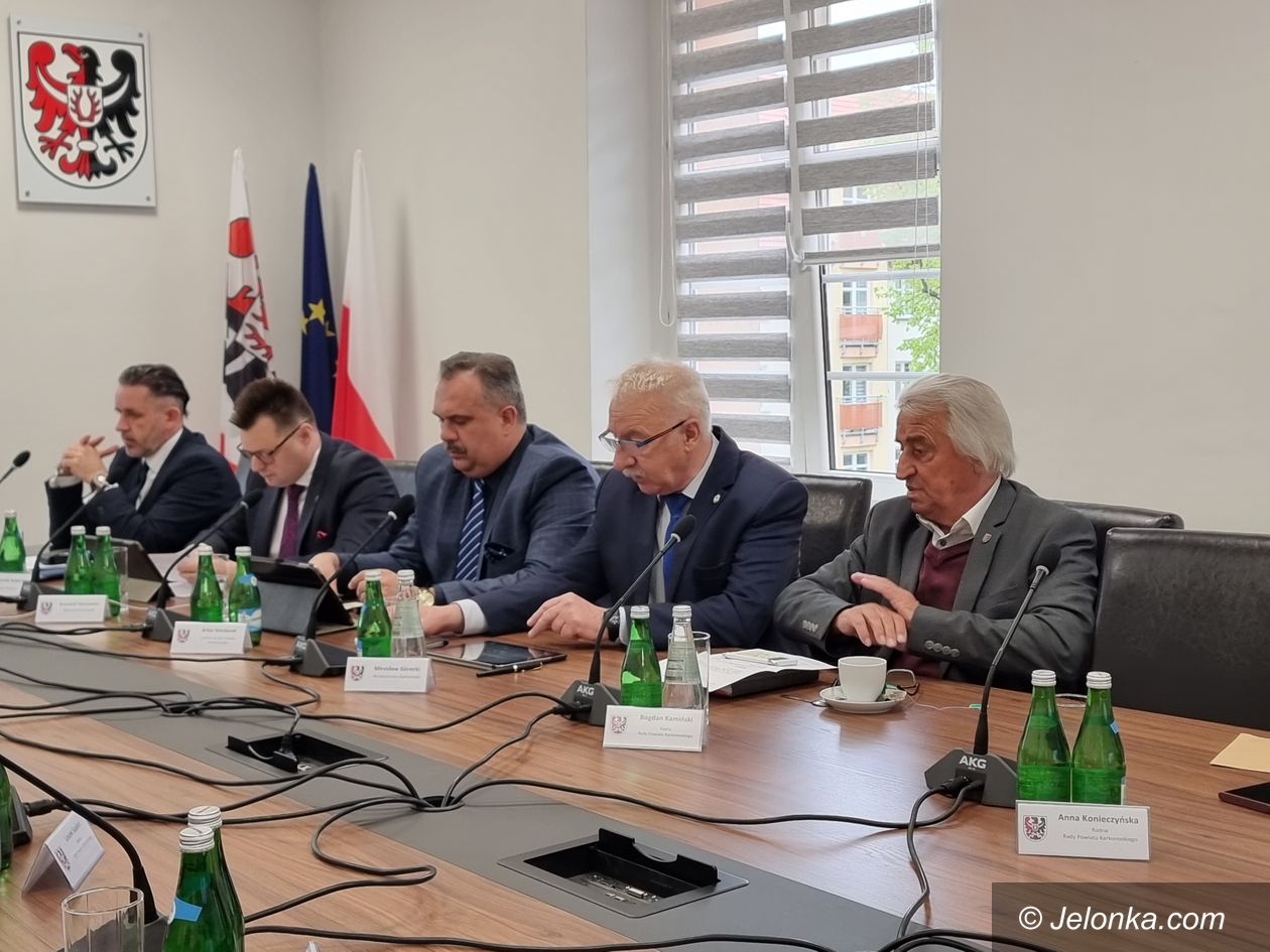 Powiat: "Starzy" radni debatują po raz ostatni