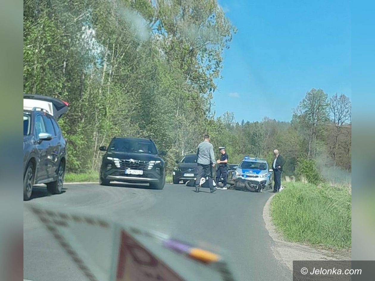Jelenia Góra: Motorem wprost pod koła auta