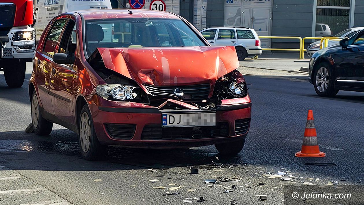 Jelenia Góra: Fiat, Ford i Seat zderzyły się na Wolności