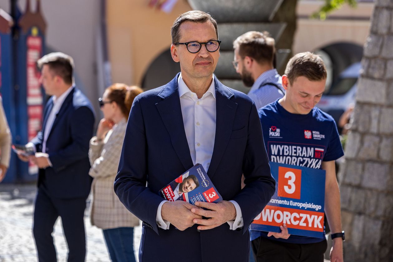 Jelenia Góra: Były premier robi objazd po kraju