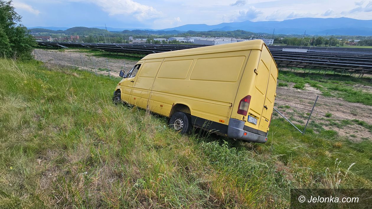 Jelenia Góra: "Zaparkował" na łące