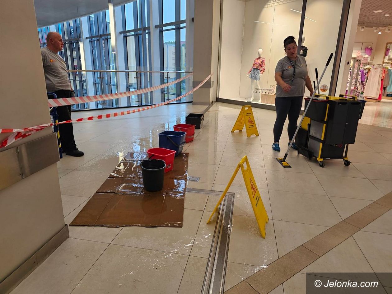 Jelenia Góra: Deszcz tak lał, że dach w galerii przeciekał