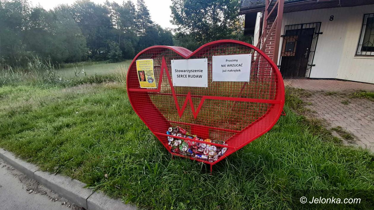 Janowice Wielkie: Puszki też wrzucają do drucianych serc