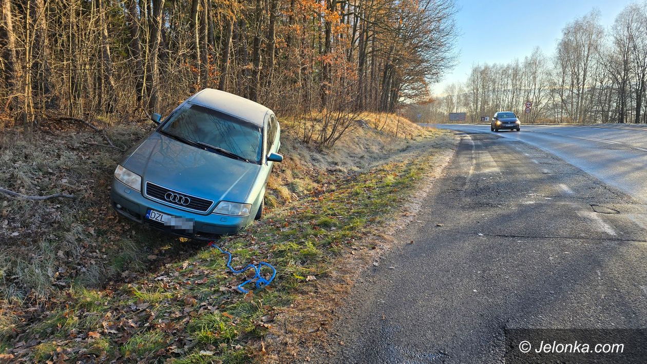 Jelenia Góra: Ślisko na drogach – Audi w rowie