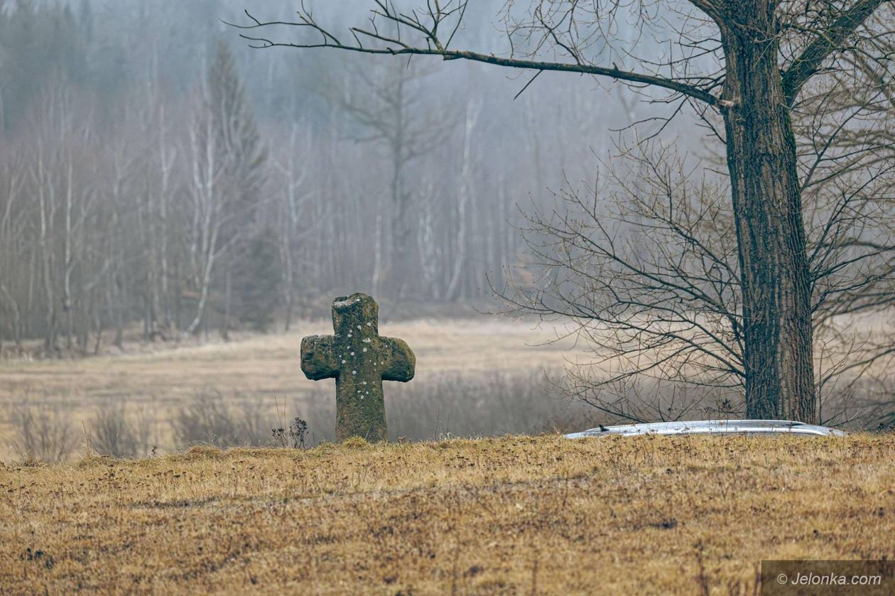Mysłakowice: Tu doszło do mordu – przypomina krzyż pokutny w Łomnicy