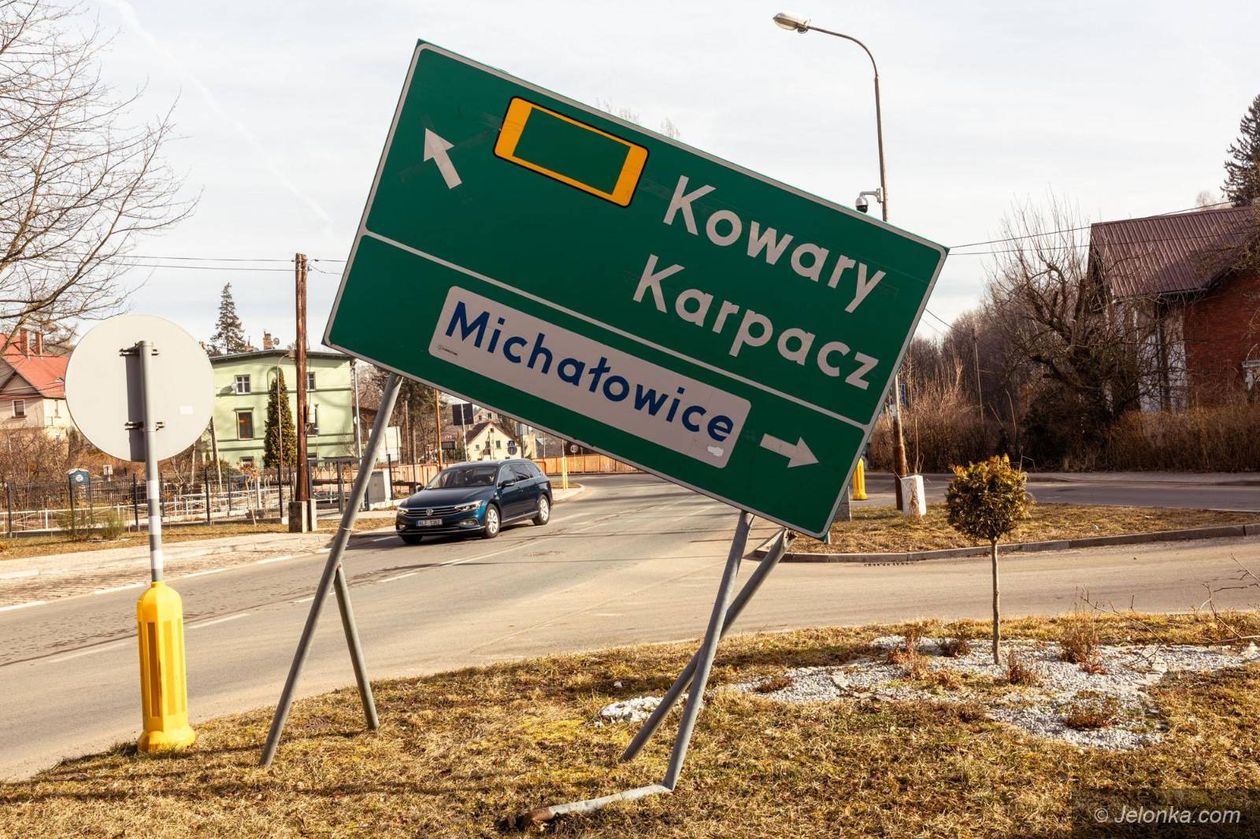 Powiat: Pogięty znak w Piechowicach