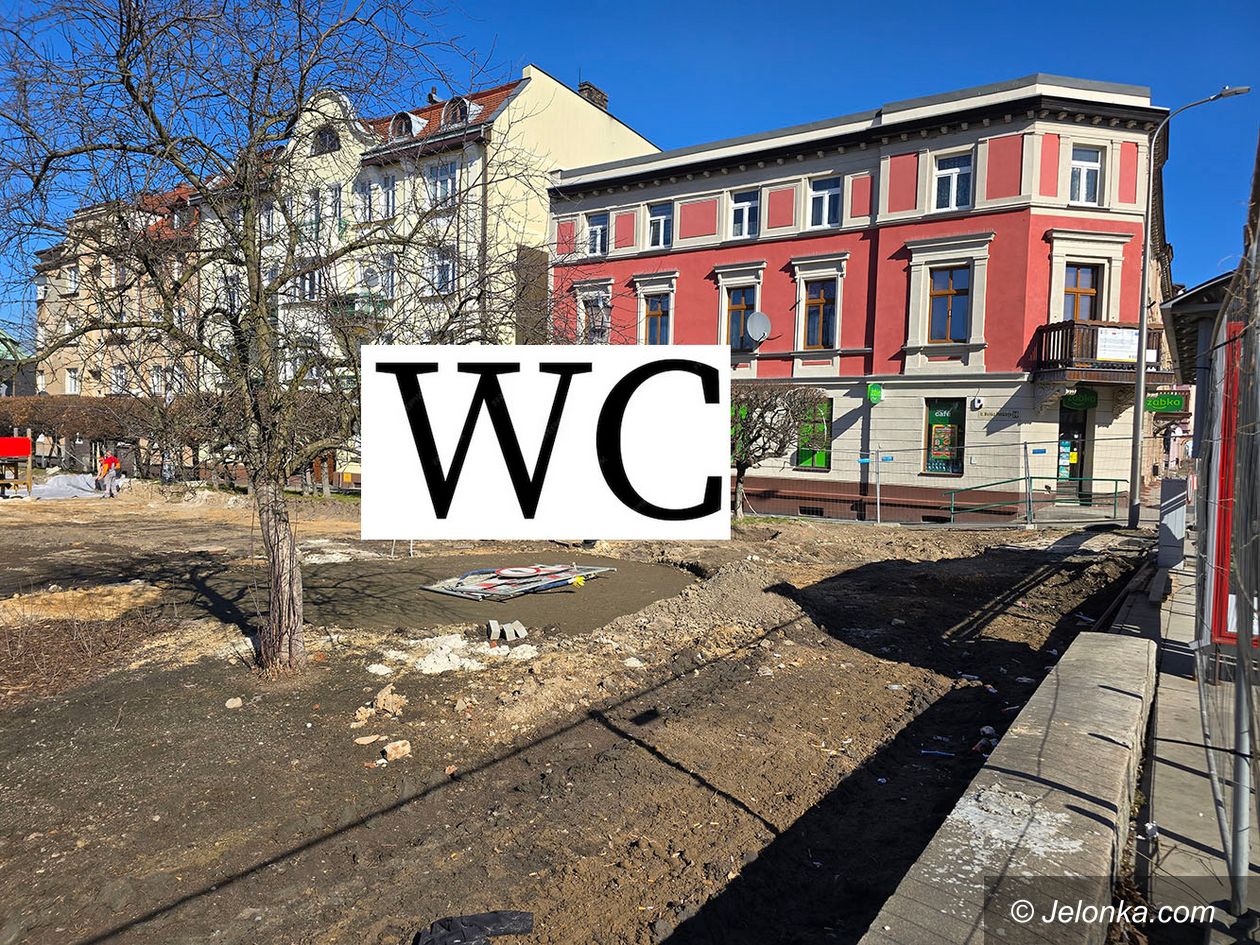 Jelenia Góra: Ktoś wymyślił im WC pod oknami