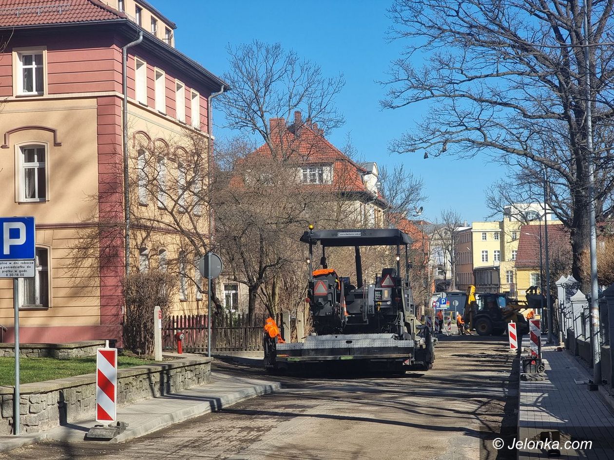 Jelenia Góra: Kładą asfalt na Grabowskiego