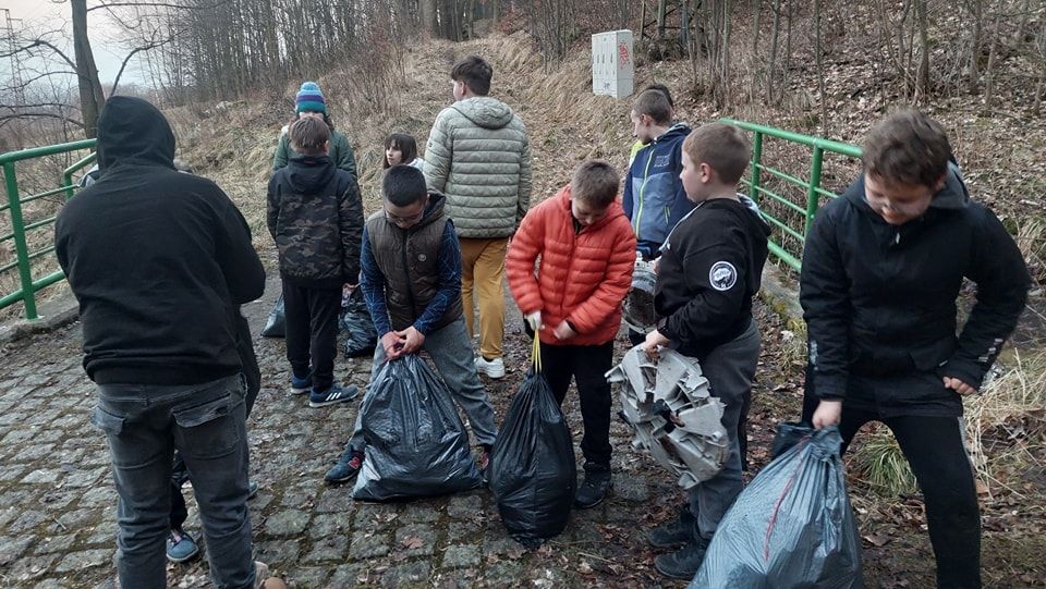 Piechowice: Harcerze ruszyli na sprzątanie lasu