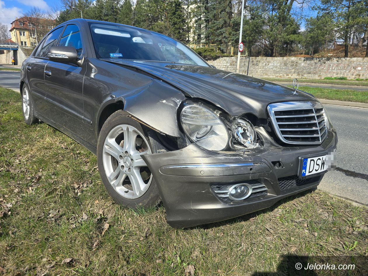 Jelenia Góra: Renault i Mercedes na Sobieskiego