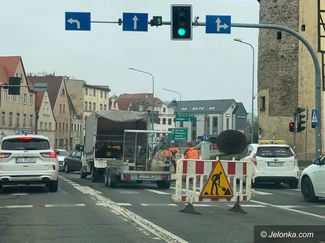 Jelenia Góra: Trwa łatanie dziurawych ulic
