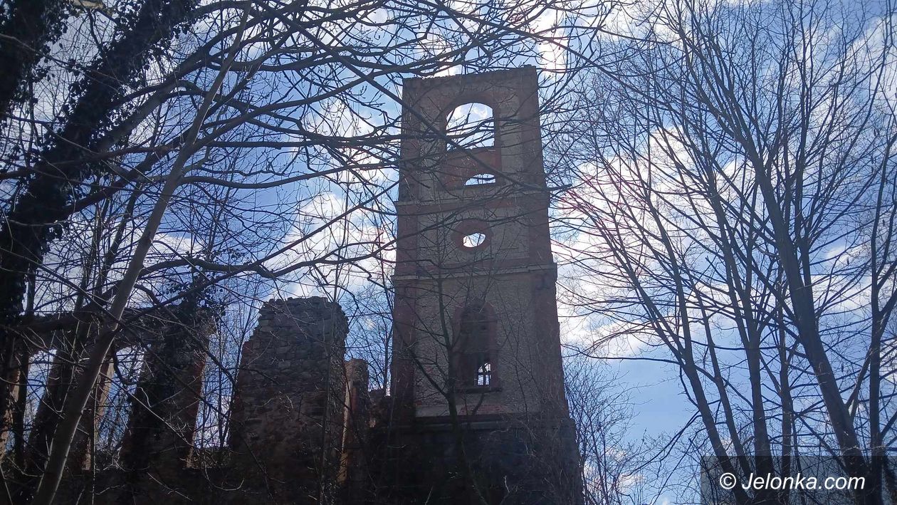 Mysłakowice: Był świadkiem religijnej odwilży. Kościół ewangelicki w Karpnikach pochłania natura
