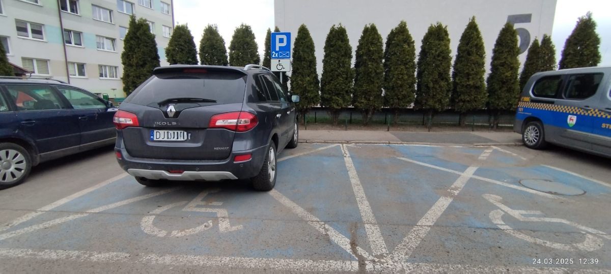 Jelenia Góra: Zaparkowali mimo że "koperty" nie dla nich