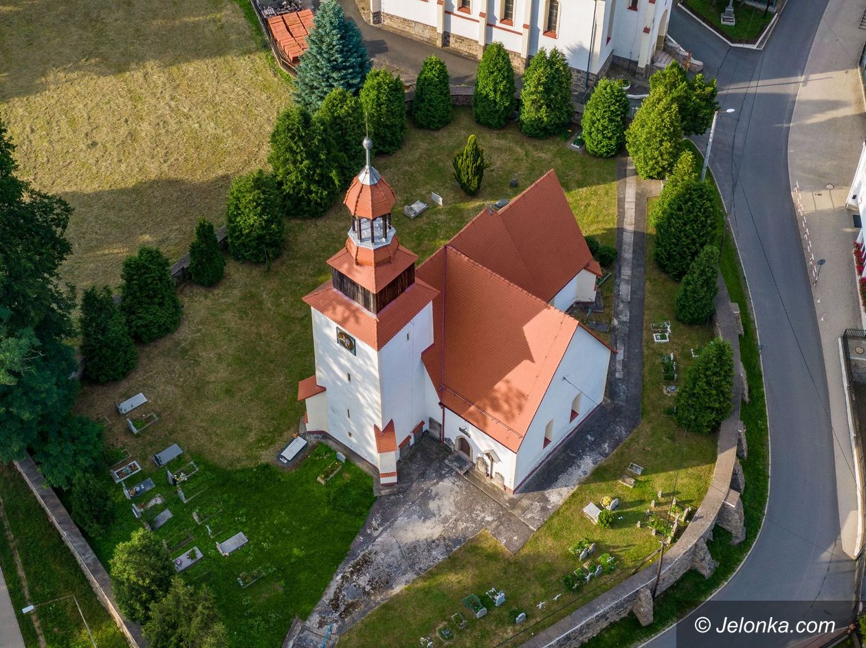 Janowice Wielkie: Znak zbrodni na dachu kościoła – krzyż pokutny w Janowicach Wielkich