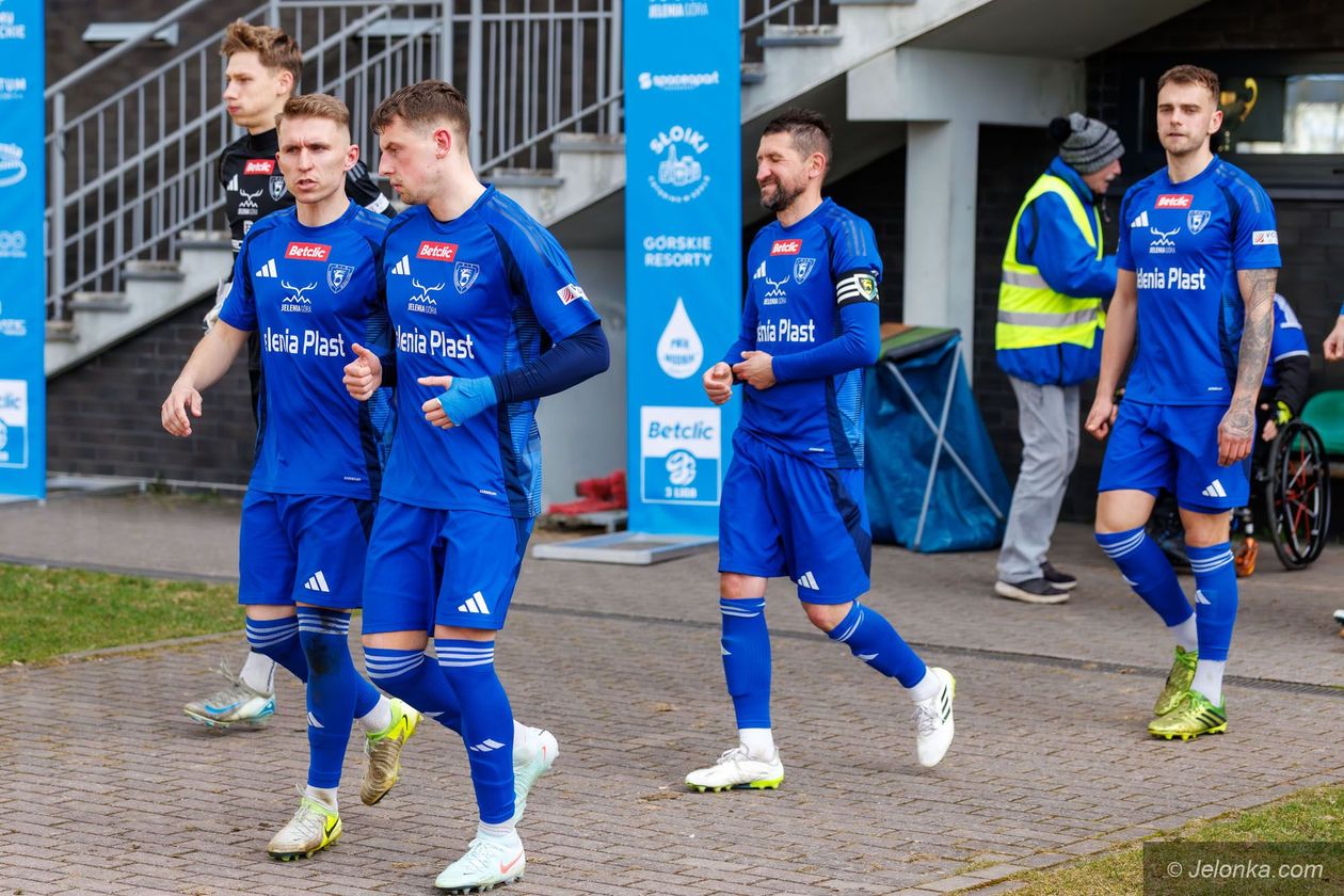 Jelenia Góra: Makabra w karnych. Nie trafili ani jednej próby