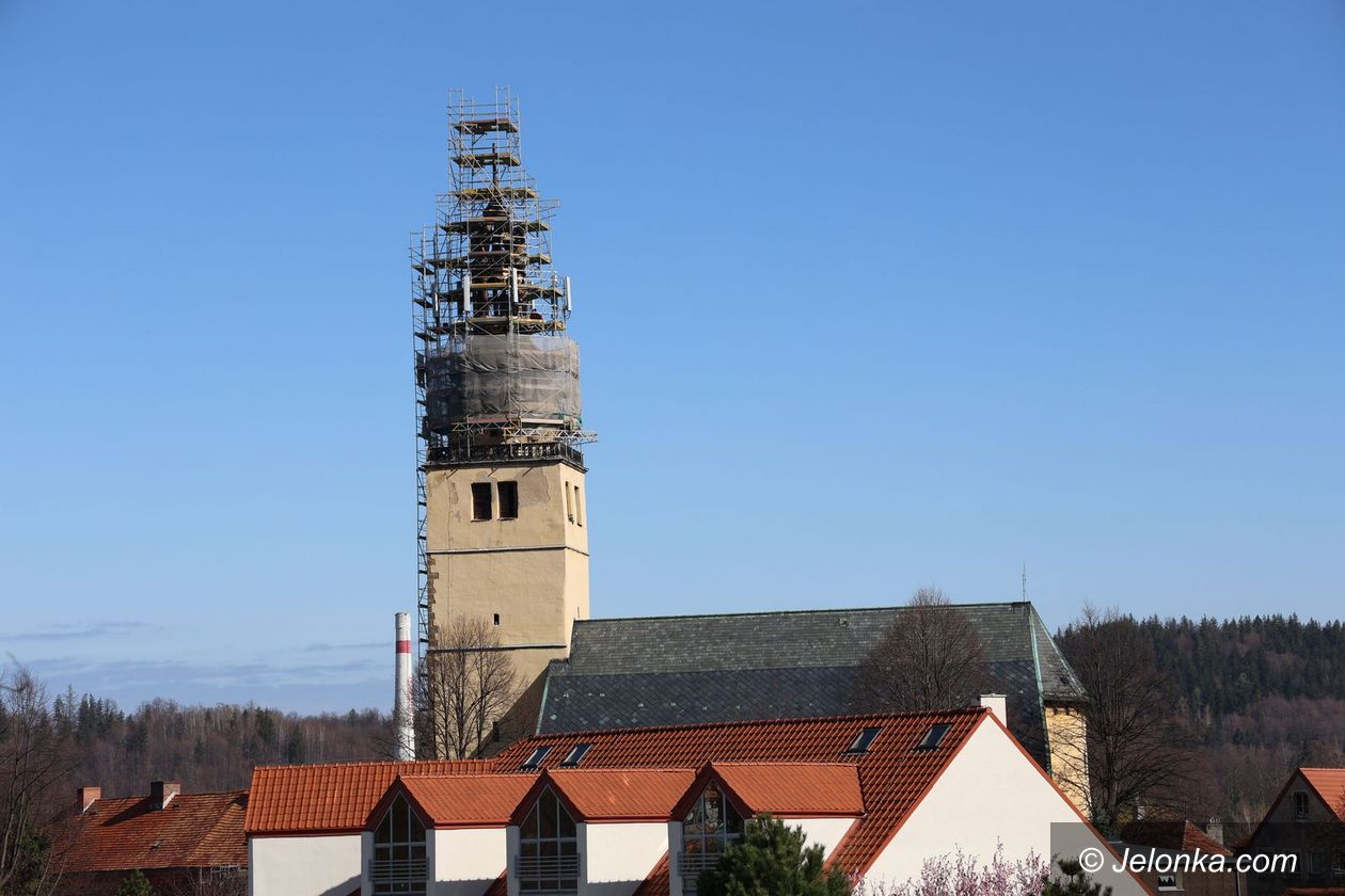 Kowary: Kościelna wieża w rusztowaniach