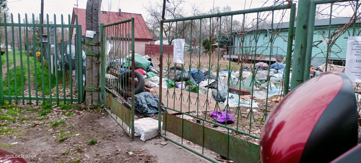 Jelenia Góra: Wejście do ROD "Zachód" w śmieciach