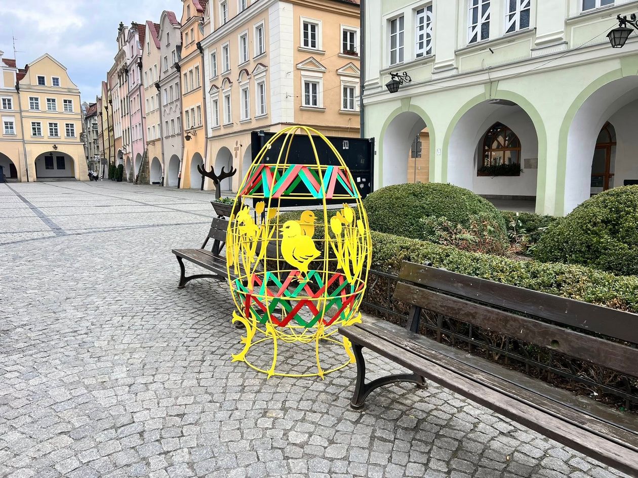 Jelenia Góra: Pisanki na skwerach