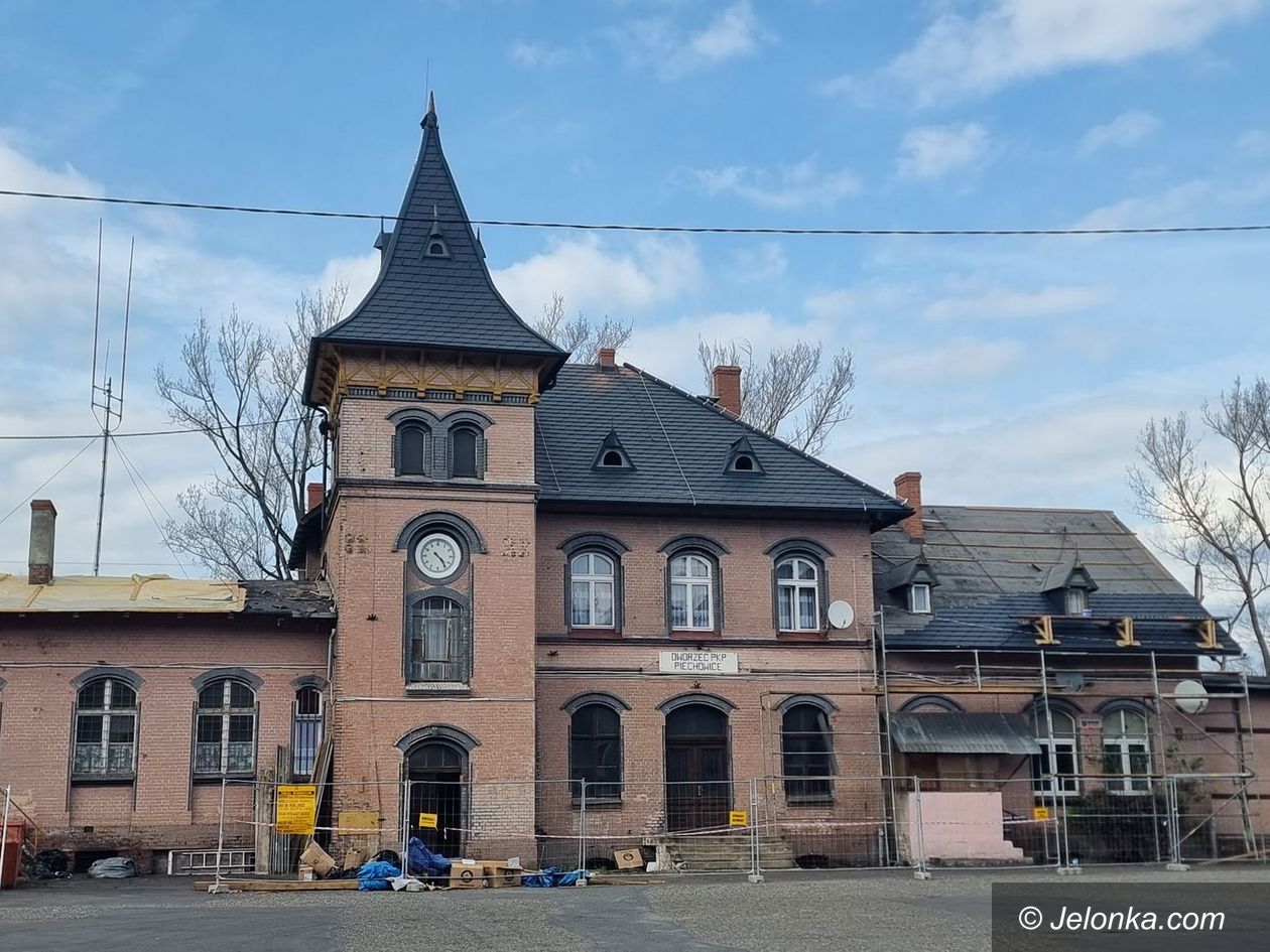 Piechowice: Nowy dach dla piechowickiego dworca
