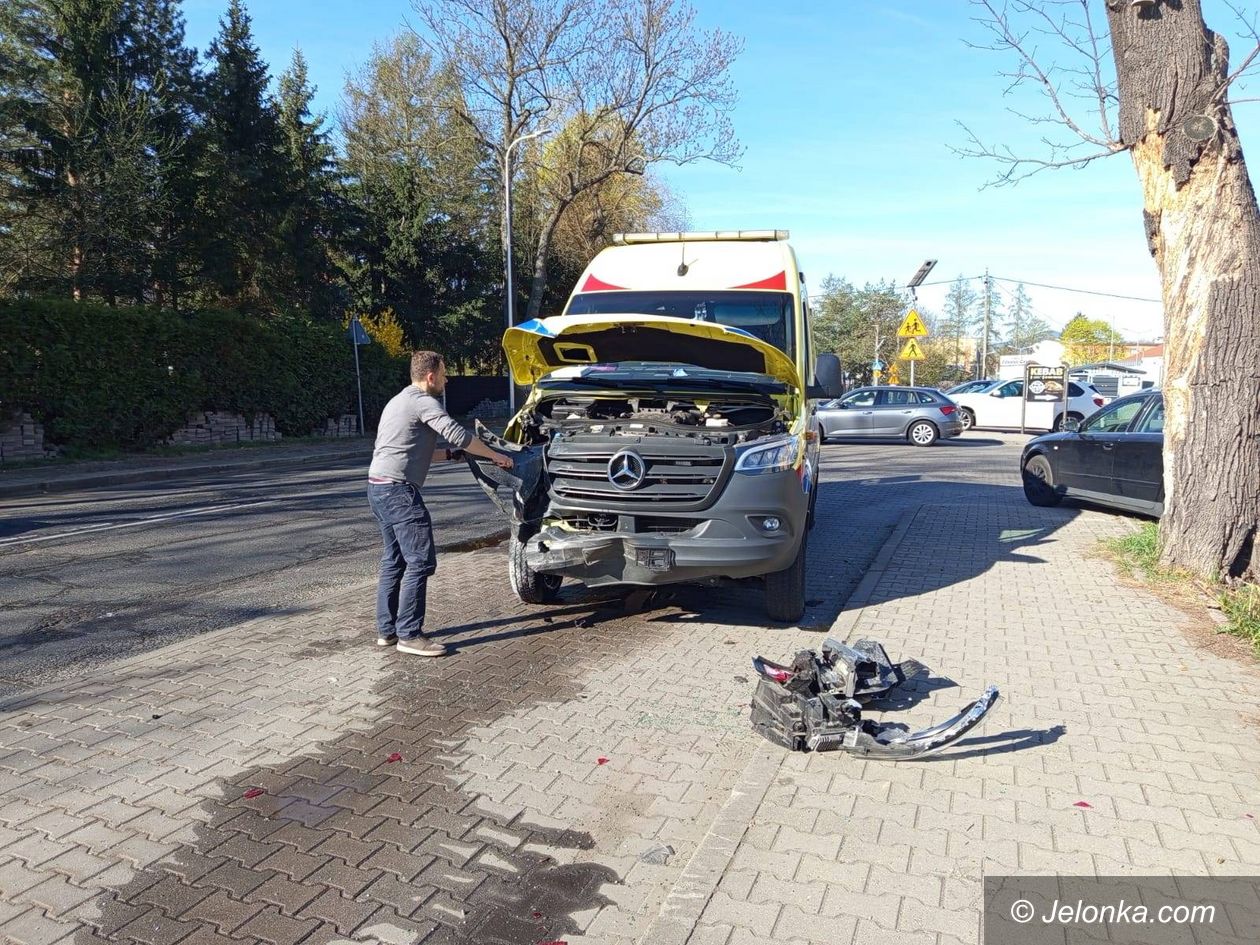 Cieplice: Kolizja Audi z karetką w Cieplicach
