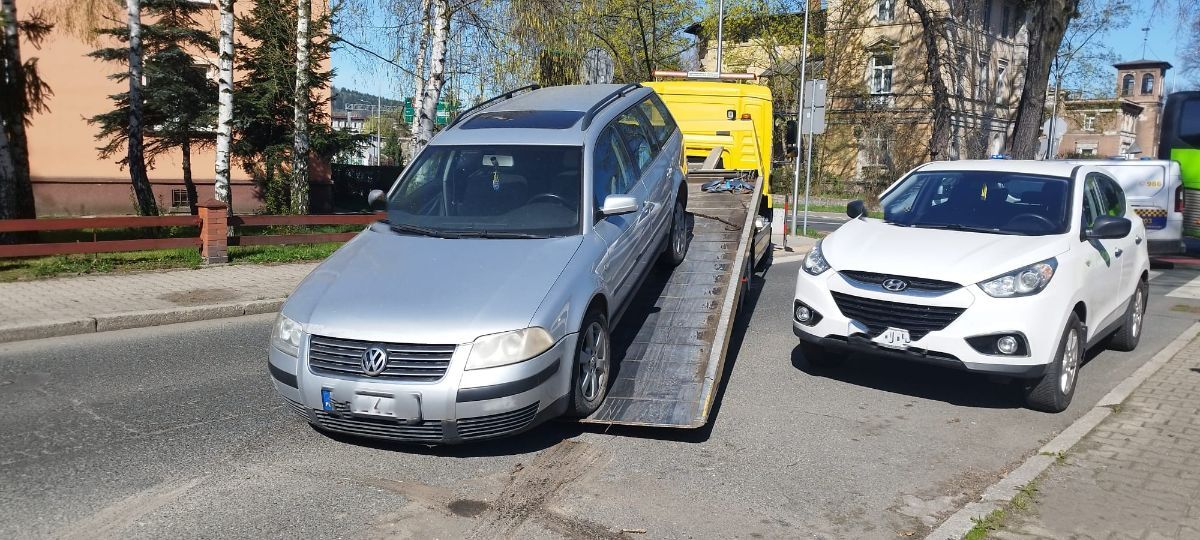 Jelenia Góra: Passat ze Słowackiego odjechał... lawetą