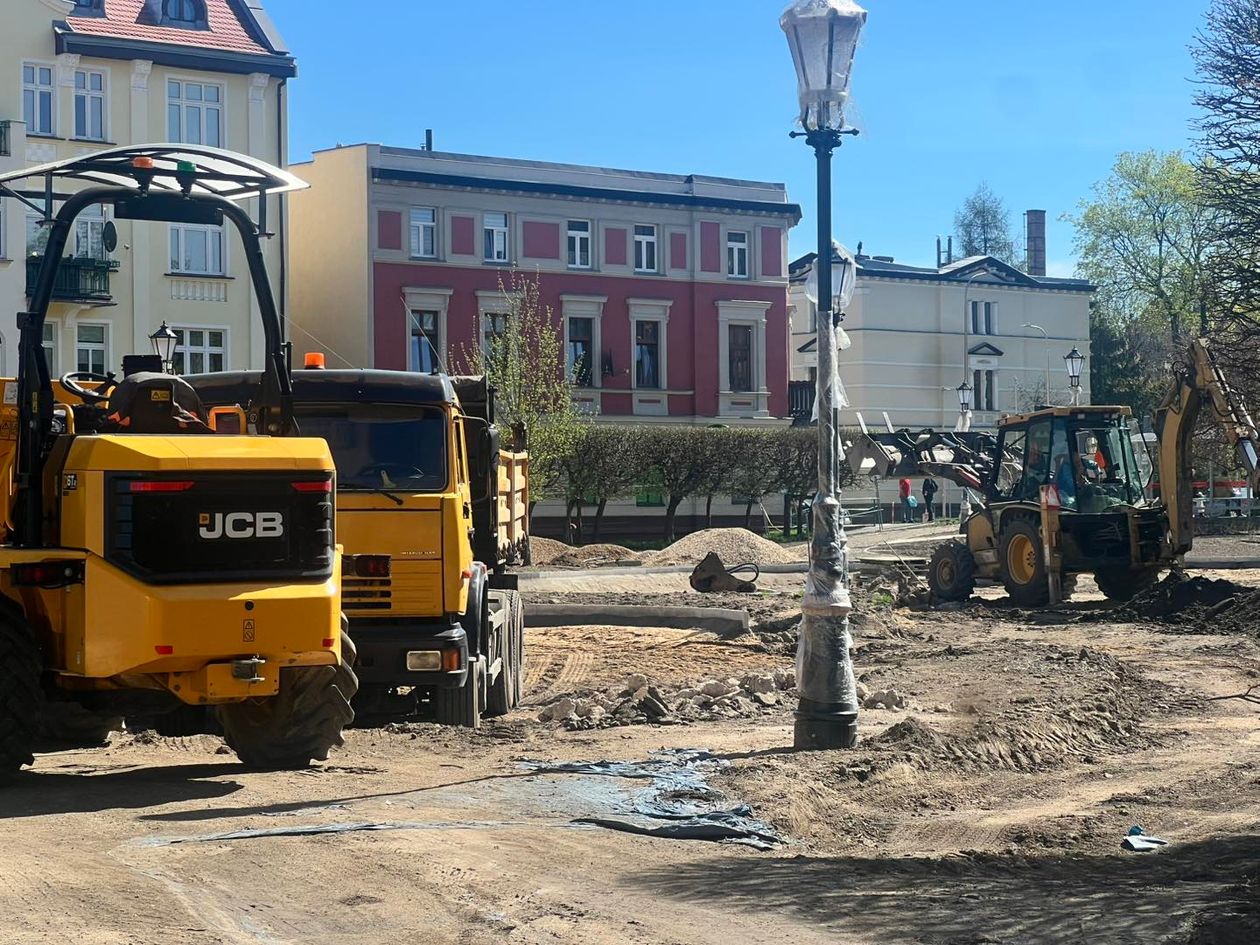 Jelenia Góra: Wytyczają alejki na skwerze