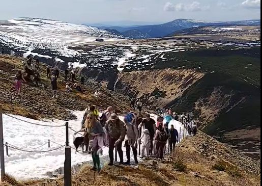 Karkonosze: Tłumy na Śnieżce