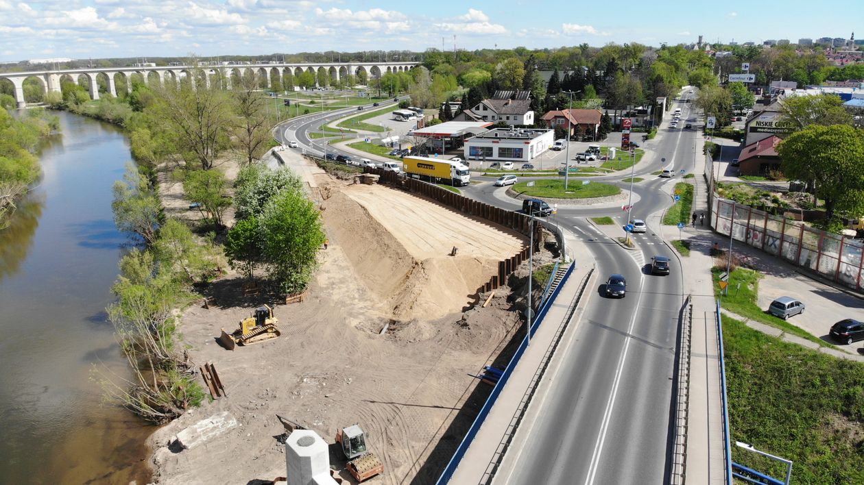 Bolesławiec: Budowa mostów nad Bobrem trwa