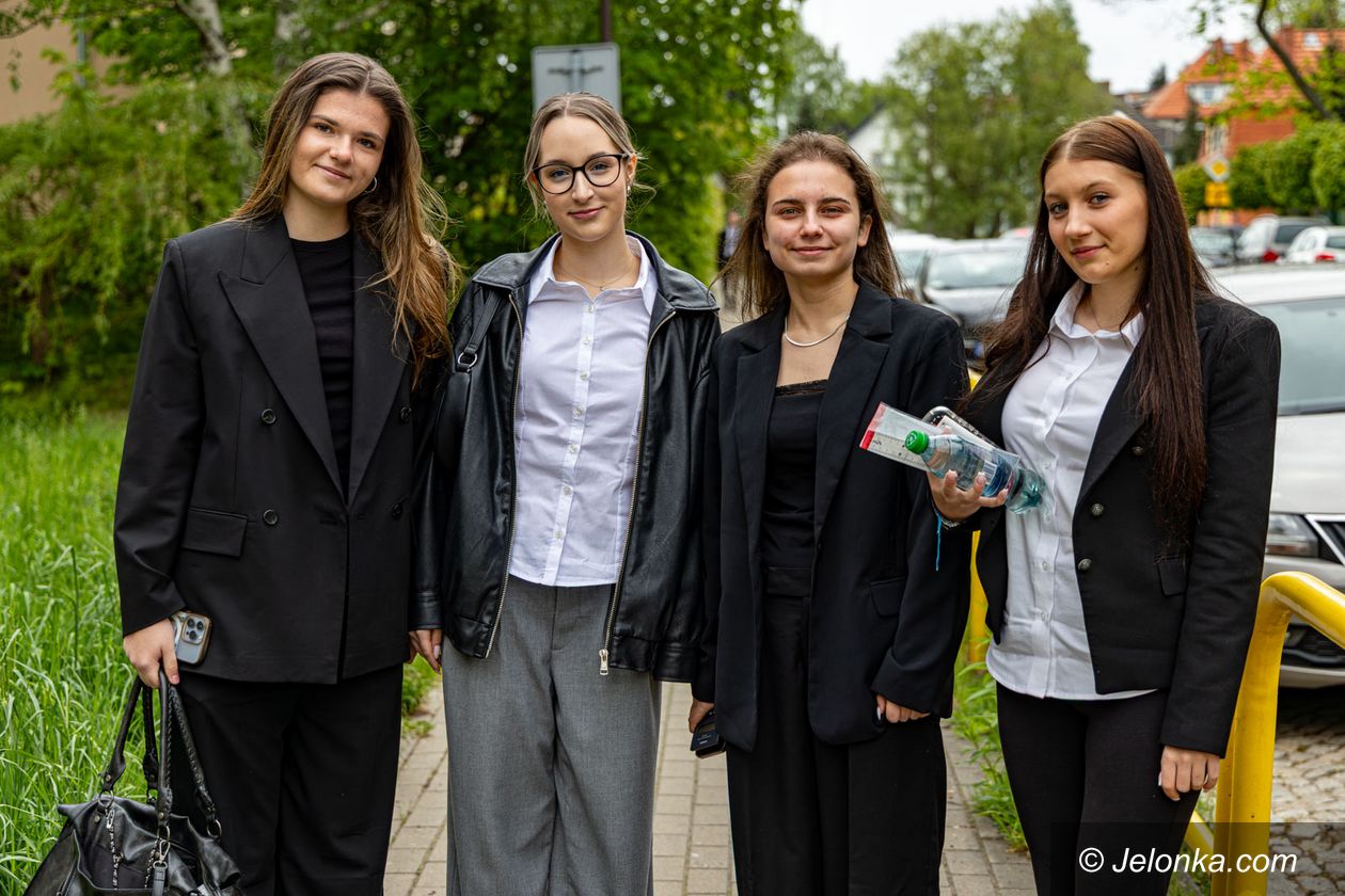 Jelenia Góra: Maturzystki przed jeleniogórskim Żeromem
