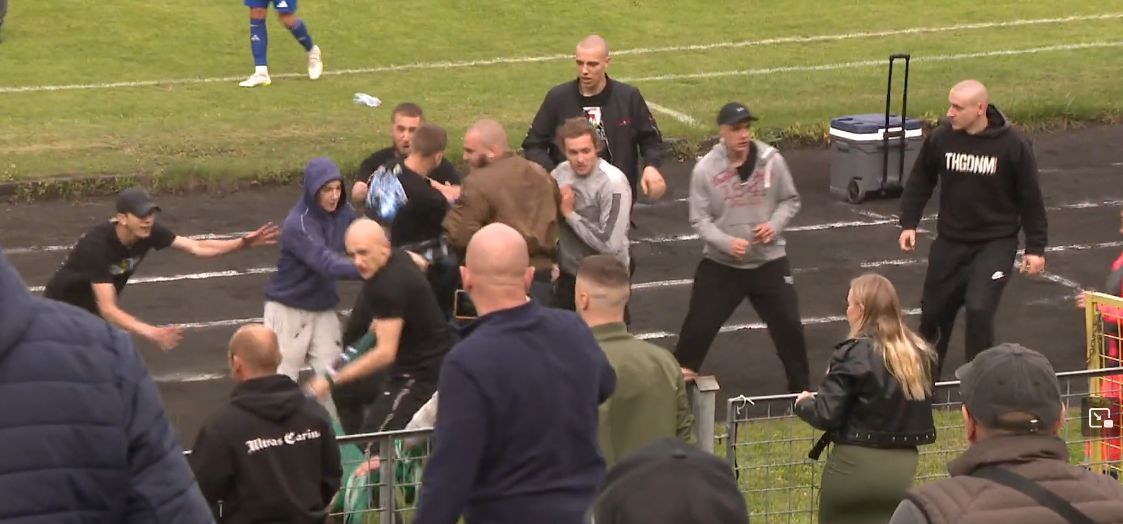 Jelenia Góra/Gubin: Haniebne sceny, bójka kiboli i "krojenie" flagi