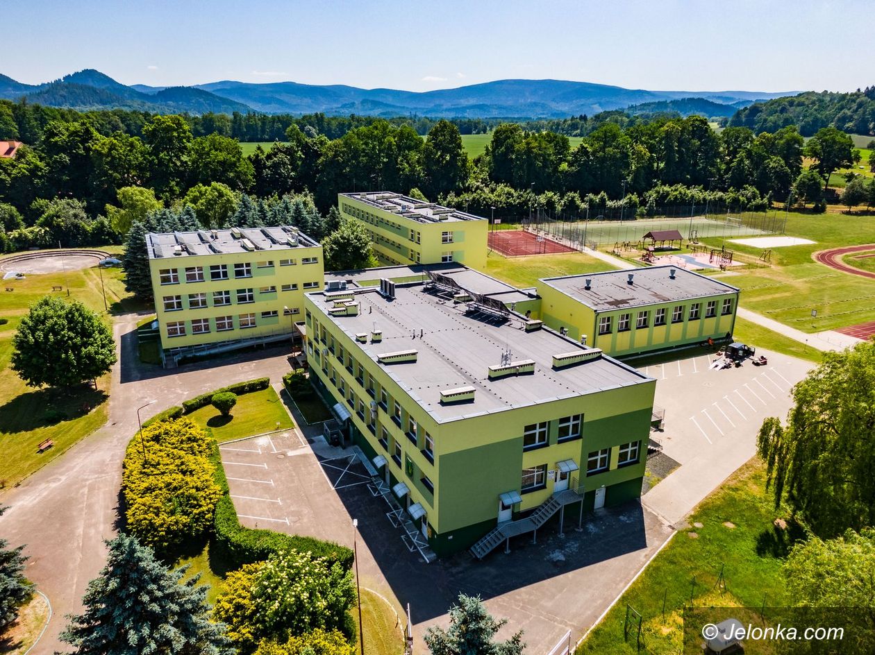Łomnica: Fundacja PGE pomaga szkole po zalaniu