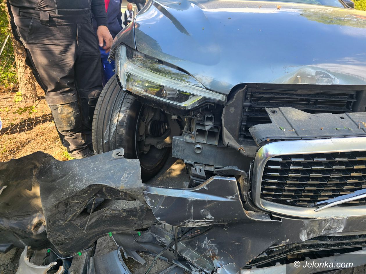 Cieplice: Zahaczyła o autobus, przewróciła znak i lampę