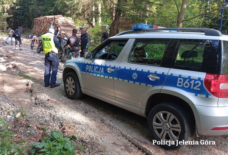 Kowary: Policja i straż leśna przeciwko nielegalnym rajdom po lesie