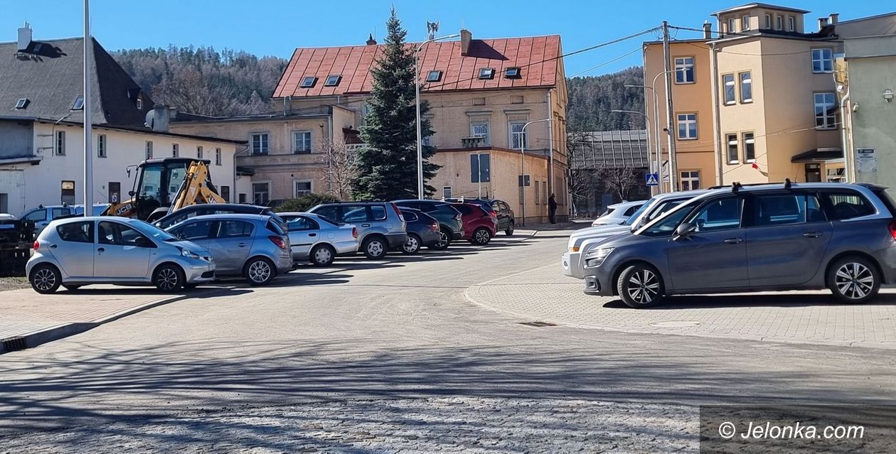 Podgórzyn: Koniec parkowania w kałużach i dziurach