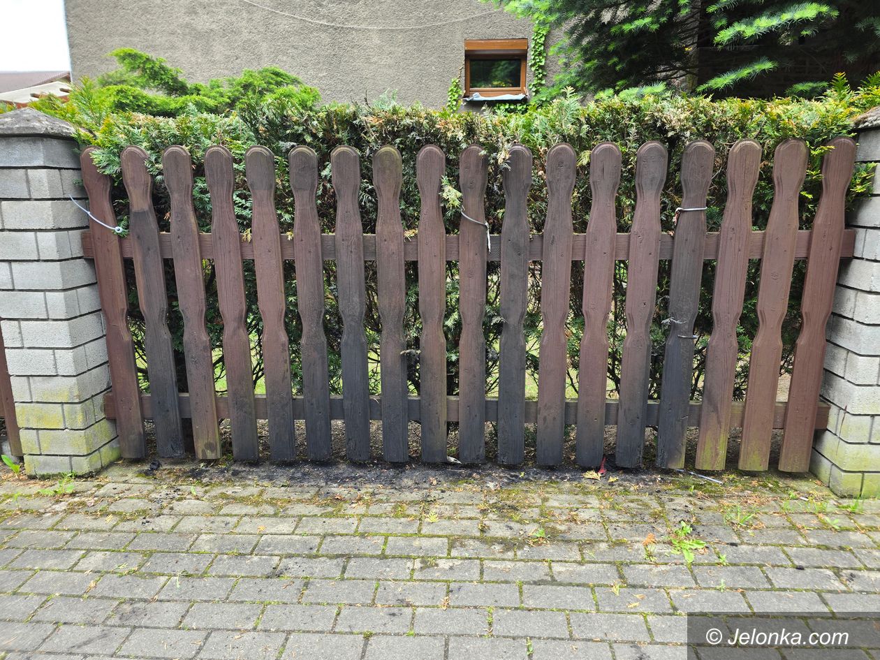 Cieplice: Kto spalił banery w Cieplicach?