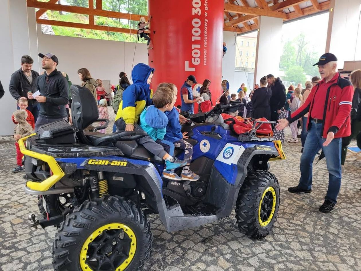 Jelenia Góra: Dzień Dziecka z GOPR w Pałacu Sobieszów
