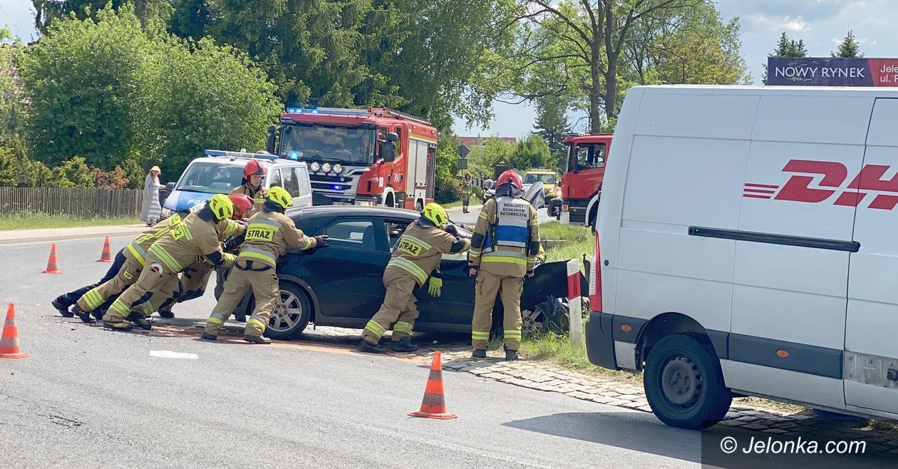 Jeżów Sudecki: Groźne zderzenie busa i Hondy
