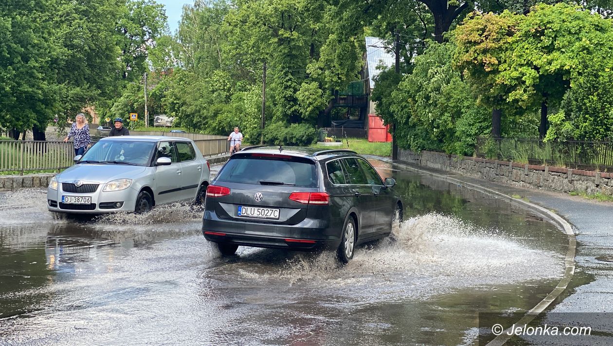 Cieplice: Ulewa zalała ulicę Wolności