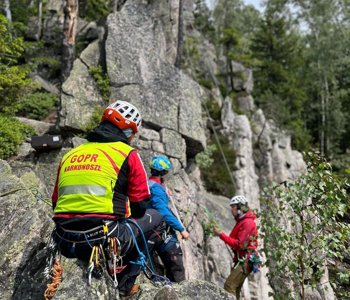 Karkonosze: Kandydaci do GOPR trenowali w skałach