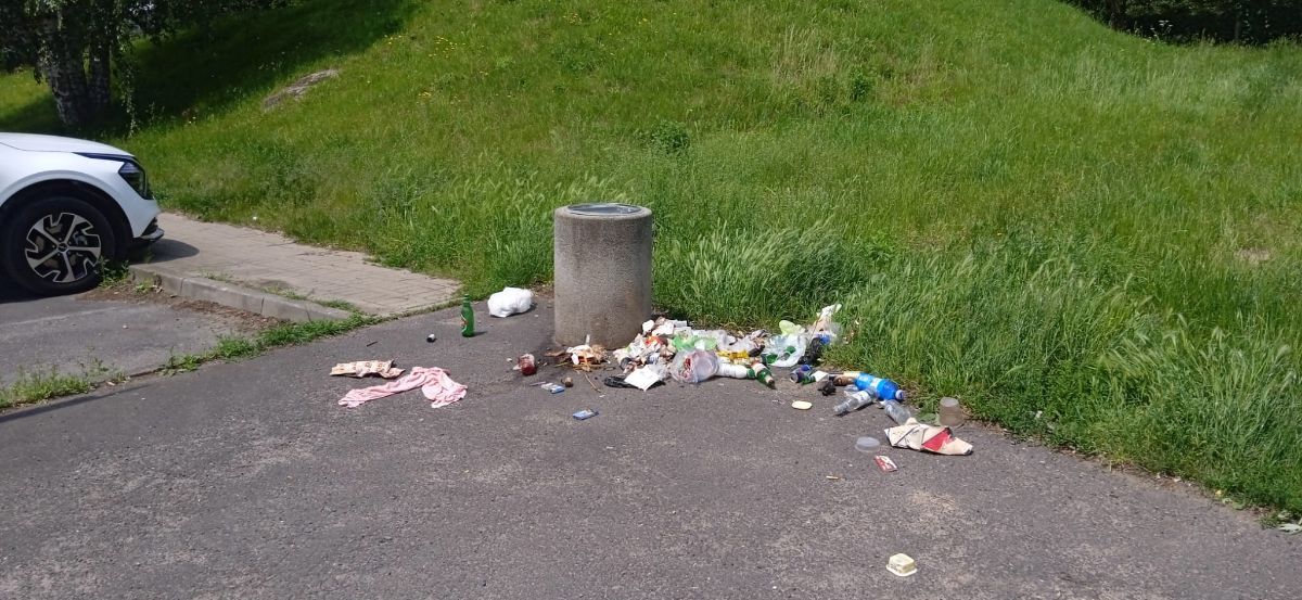 Jelenia Góra: Rozrzucanie śmieci zakończone interwencją