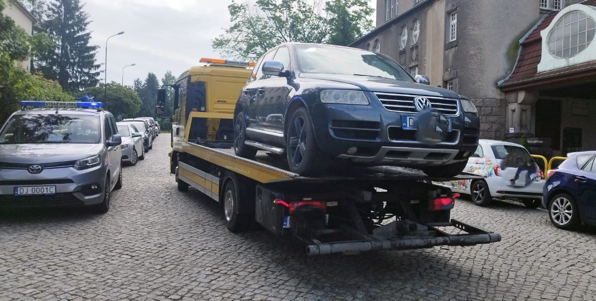 Jelenia Góra: Wraki usuwane z ulic miasta