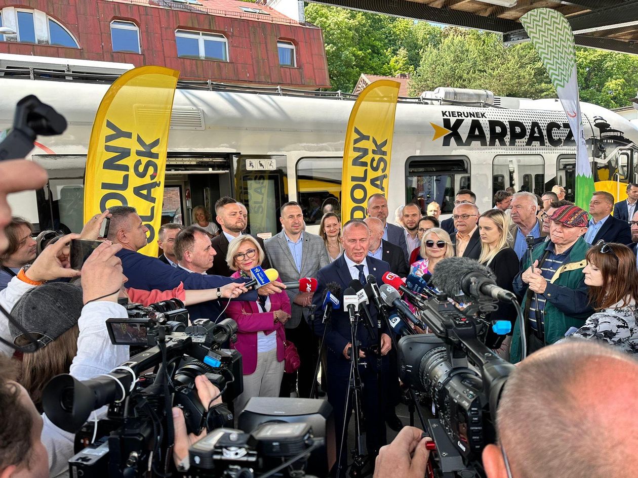 Jelenia Góra: Stało się... Po ćwierć wieku ruszył pociąg do Karpacza
