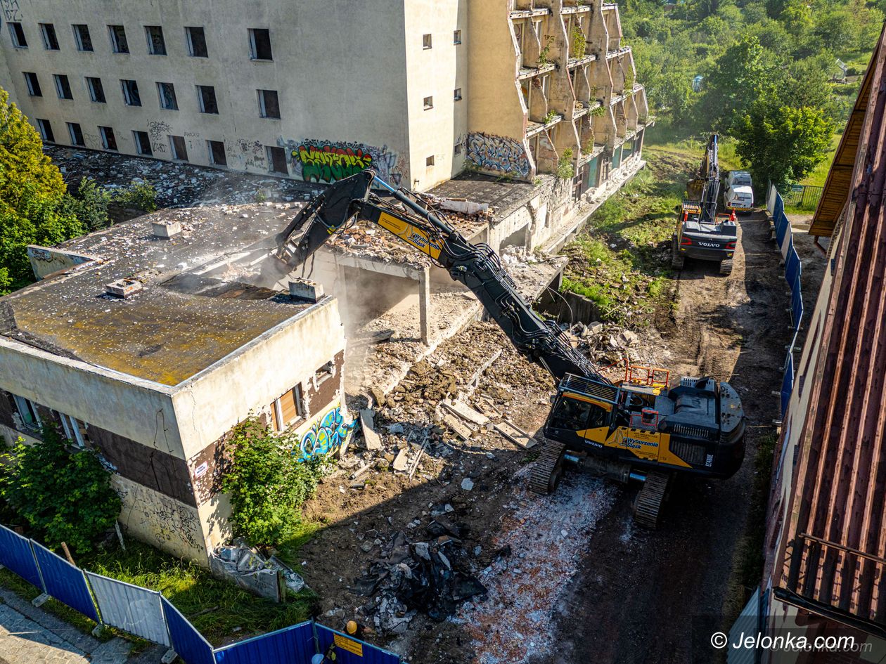 Jelenia Góra: Ruszyło wyburzanie ruin hotelu "Sudety"