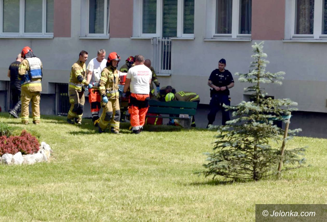 Jelenia Góra: Przeżył upadek z czwartego piętra