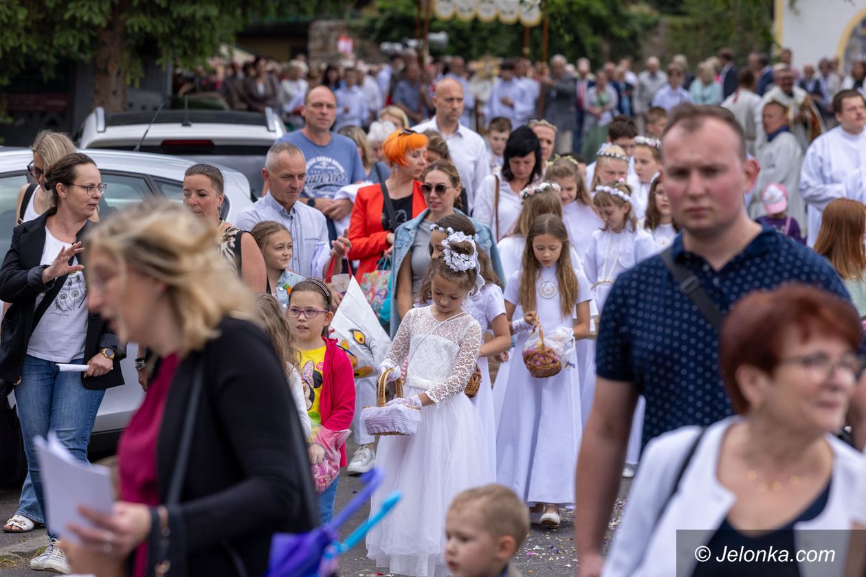 Jelenia Góra: Tłumy wiernych na procesji na Zabobrzu
