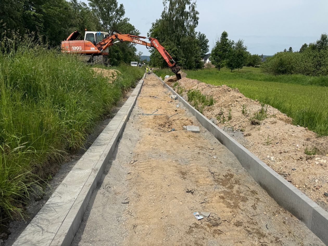 Sobieszów: Budują ścieżkę rowerową pod Chojnikiem